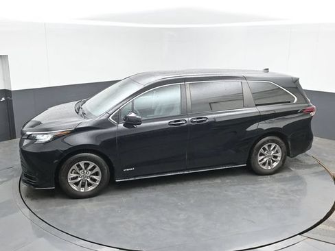 Used 2021 Toyota Sienna LE FWD image 35