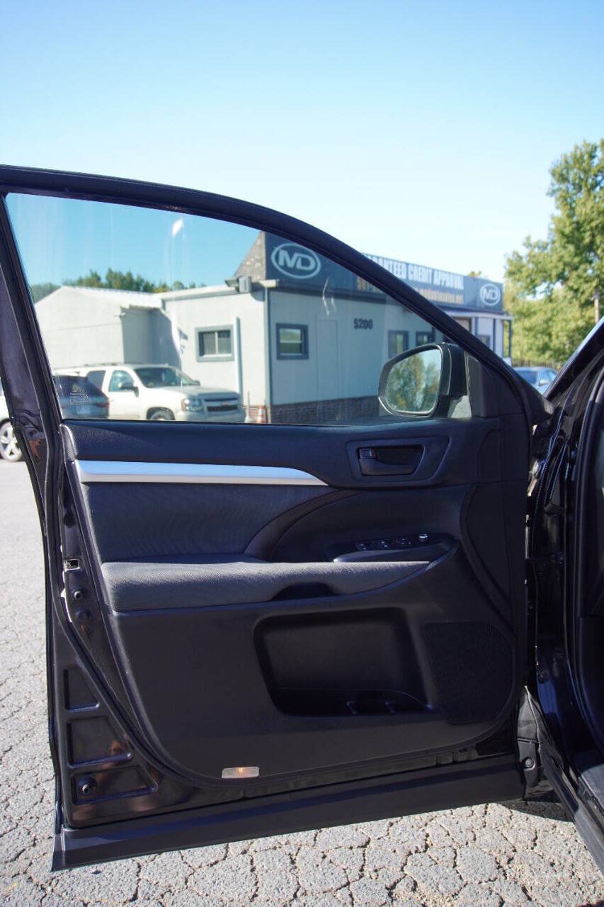 Used 2019 Toyota Highlander LE AWD/4WD image 10
