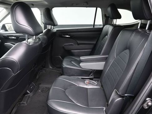 Used 2023 Toyota Highlander XLE AWD/4WD image 11