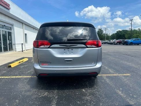 Used 2018 Chrysler Pacifica Touring Plus w/ S Appearance Package FWD image 4