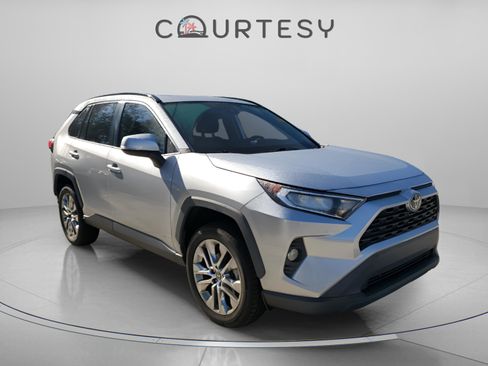 Used 2021 Toyota RAV4 XLE Premium image 4