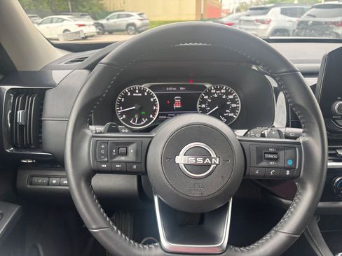 Used 2025 Nissan Pathfinder SV FWD image 35