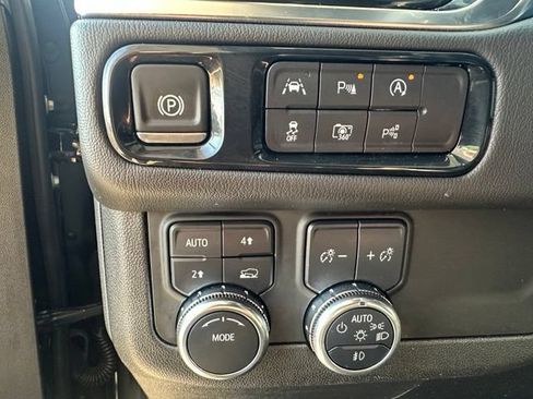 Used 2025 GMC Yukon XL Denali AWD/4WD image 33