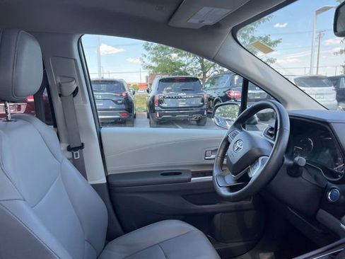 Used 2024 Toyota Sienna XLE image 40