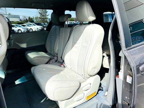 Used 2011 Toyota Sienna Limited image 39