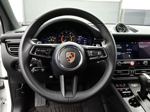 Certified 2025 Porsche Macan AWD/4WD image 8