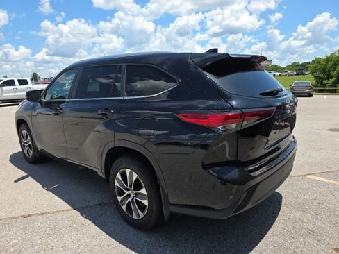 Used 2023 Toyota Highlander XLE AWD/4WD image 3
