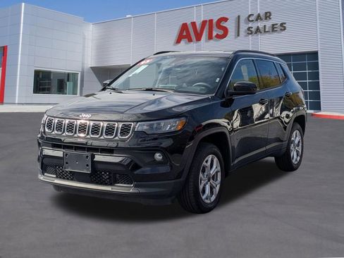 Used 2025 Jeep Compass Latitude AWD/4WD image 1