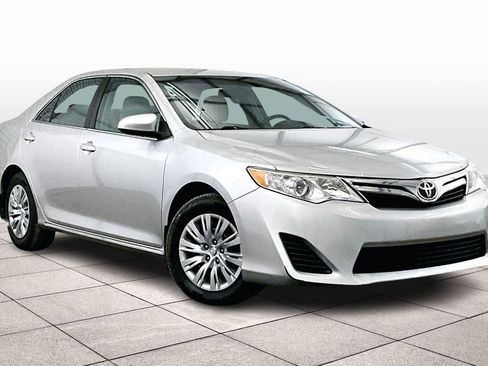 Used 2012 Toyota Camry LE image 3