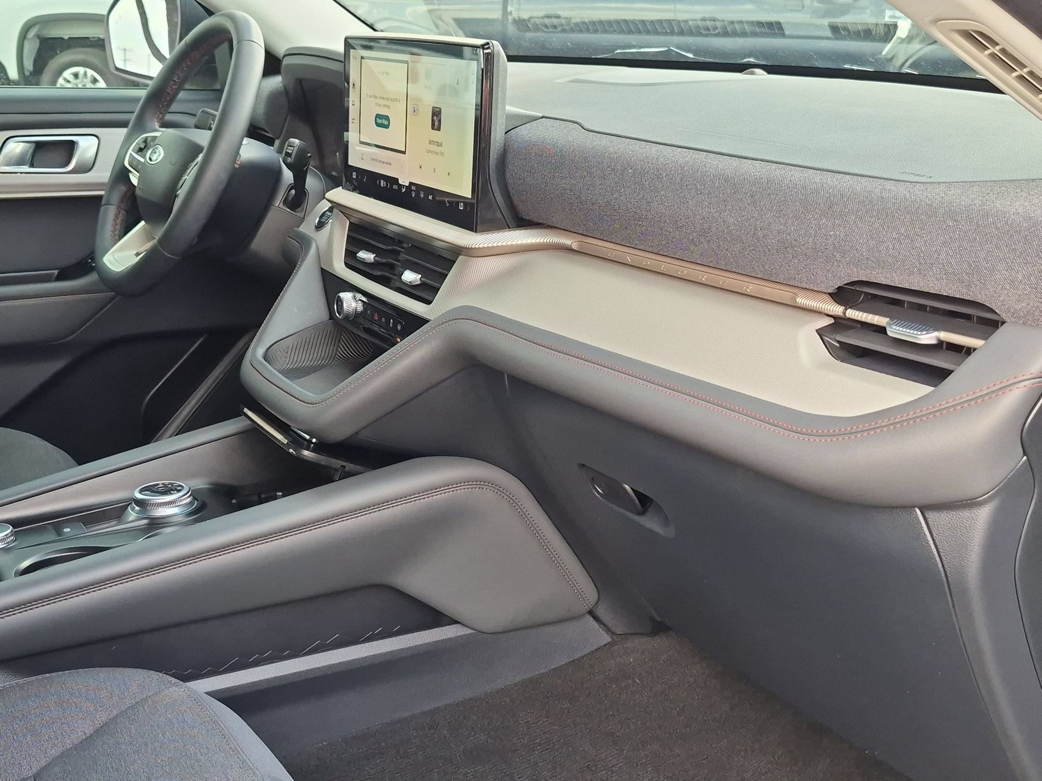 Used 2025 Ford Explorer Active RWD image 30