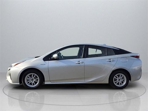 Used 2018 Toyota Prius Four image 4