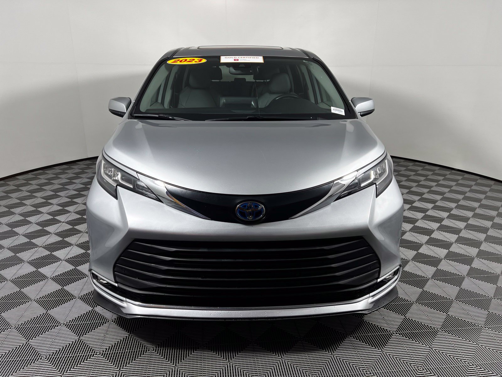 Certified 2023 Toyota Sienna XLE FWD image 2