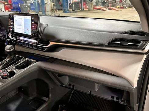 Used 2023 Toyota Sienna Limited image 18