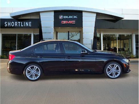 Used 2017 BMW 320i Sedan RWD image 2