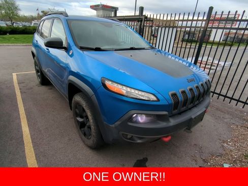 Used 2017 Jeep Cherokee Trailhawk AWD/4WD image 2