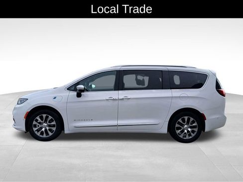 Used 2025 Chrysler Pacifica Pinnacle FWD image 2