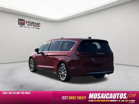 Used 2026 Chrysler Pacifica Limited FWD image 5