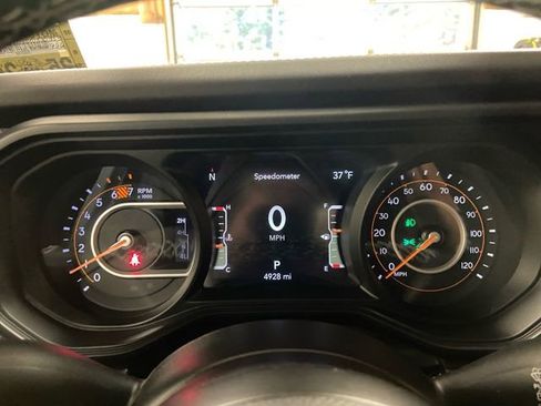 Used 2025 Jeep Wrangler Unlimited Rubicon w/ Technology Group image 18