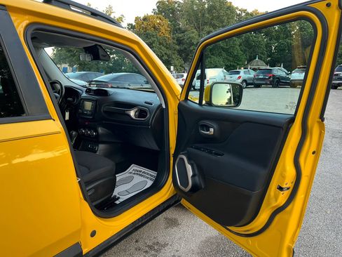 Used 2015 Jeep Renegade Latitude FWD image 18