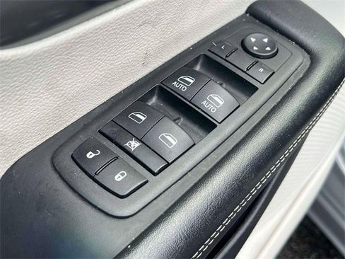 Used 2023 Chrysler Pacifica Touring-L image 13