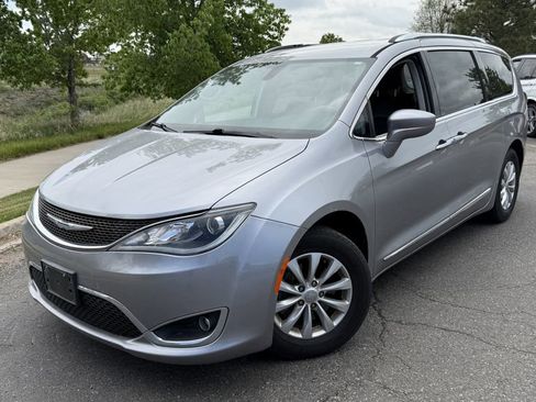 Used 2018 Chrysler Pacifica Touring-L FWD image 2