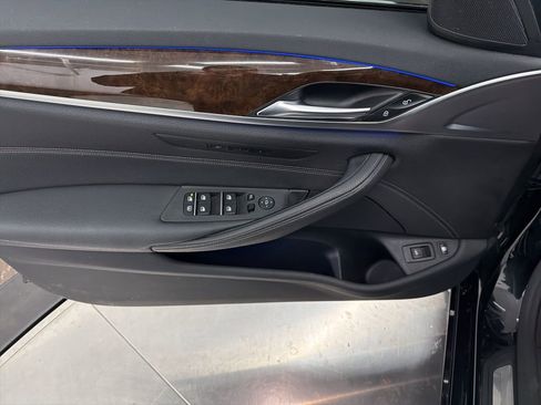 Used 2020 BMW 530e xDrive w/ M Sport Package image 18