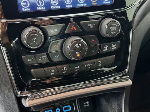 Used 2019 Jeep Grand Cherokee Altitude image 16