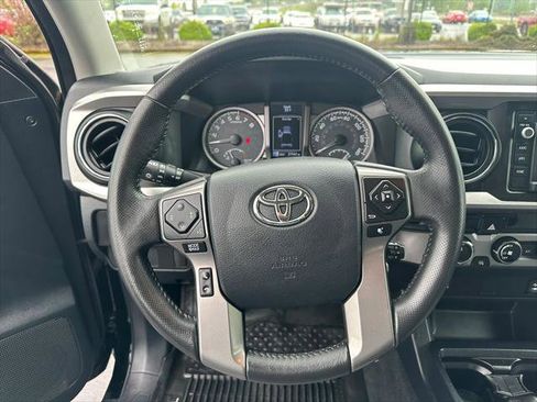 Certified 2017 Toyota Tacoma SR5 AWD/4WD image 20