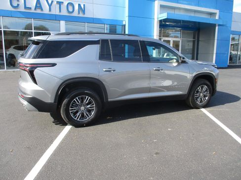 Used 2025 Chevrolet Traverse LT image 3