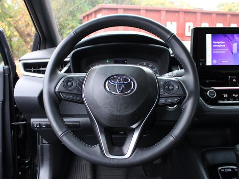 Used 2024 Toyota Corolla SE image 3