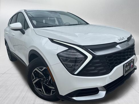 Used 2025 Kia Sportage LX image 2