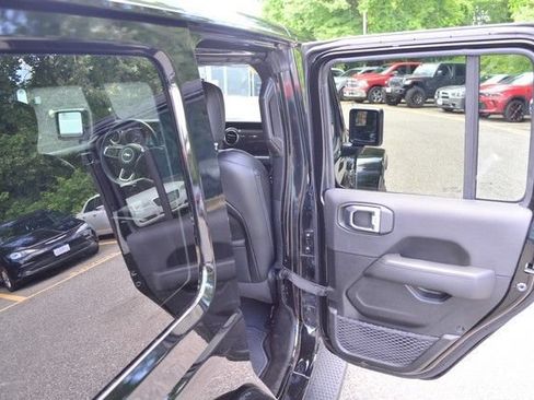 Used 2022 Jeep Wrangler Unlimited Sahara AWD/4WD image 33