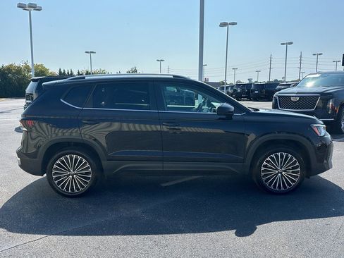 Used 2025 Volkswagen Taos SE w/ Panoramic Sunroof Package image 4