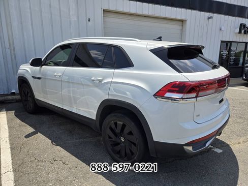 Used 2024 Volkswagen Atlas Cross Sport SE w/ Panoramic Sunroof Package FWD image 2