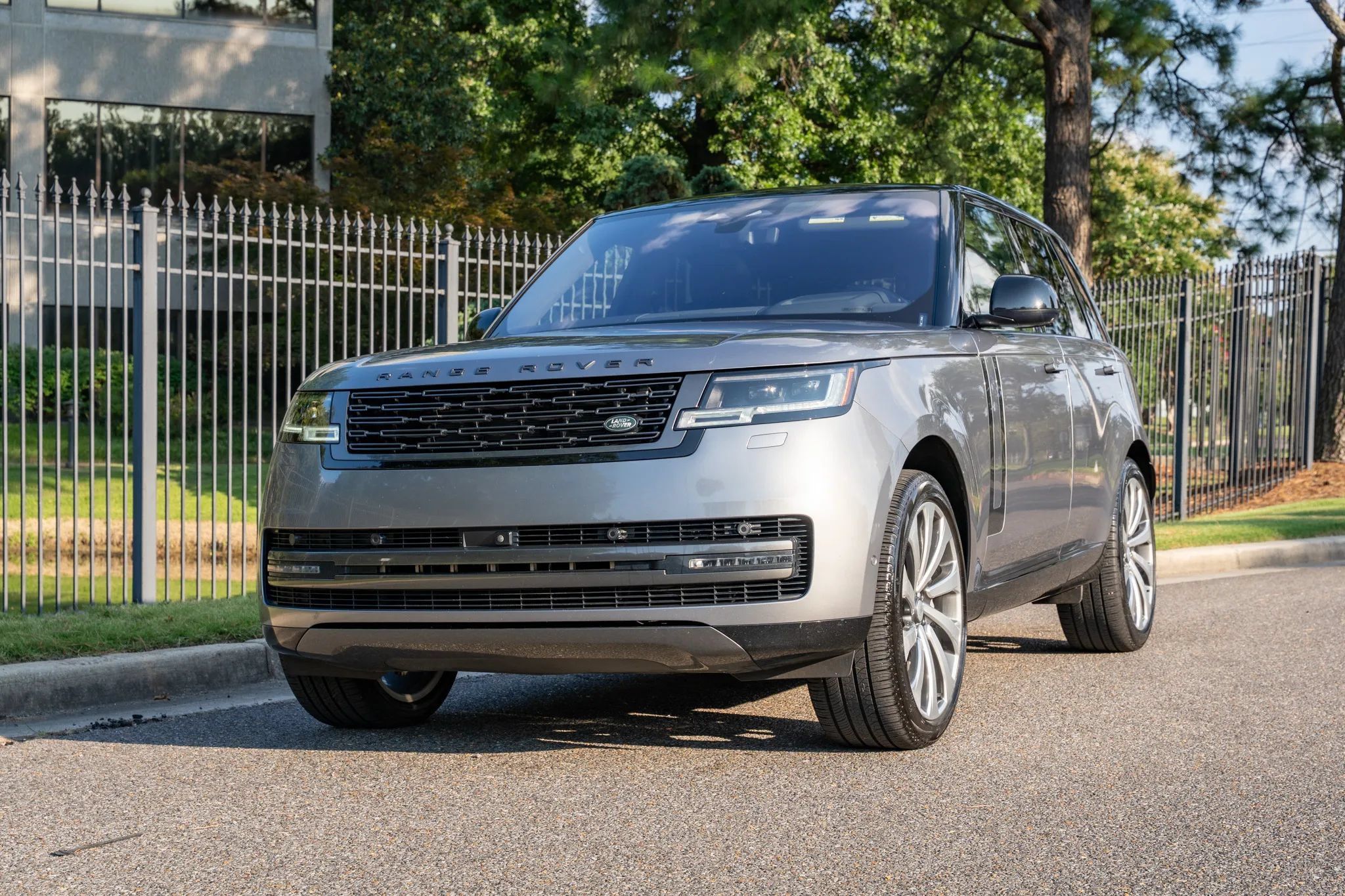Used 2023 Land Rover Range Rover SE AWD/4WD image 2