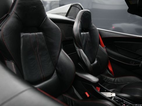 Used 2019 McLaren 570S Spider image 24