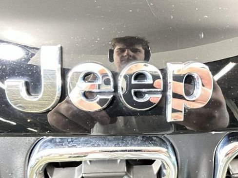 Used 2024 Jeep Compass Latitude w/ Sun and Sound Group AWD/4WD image 9
