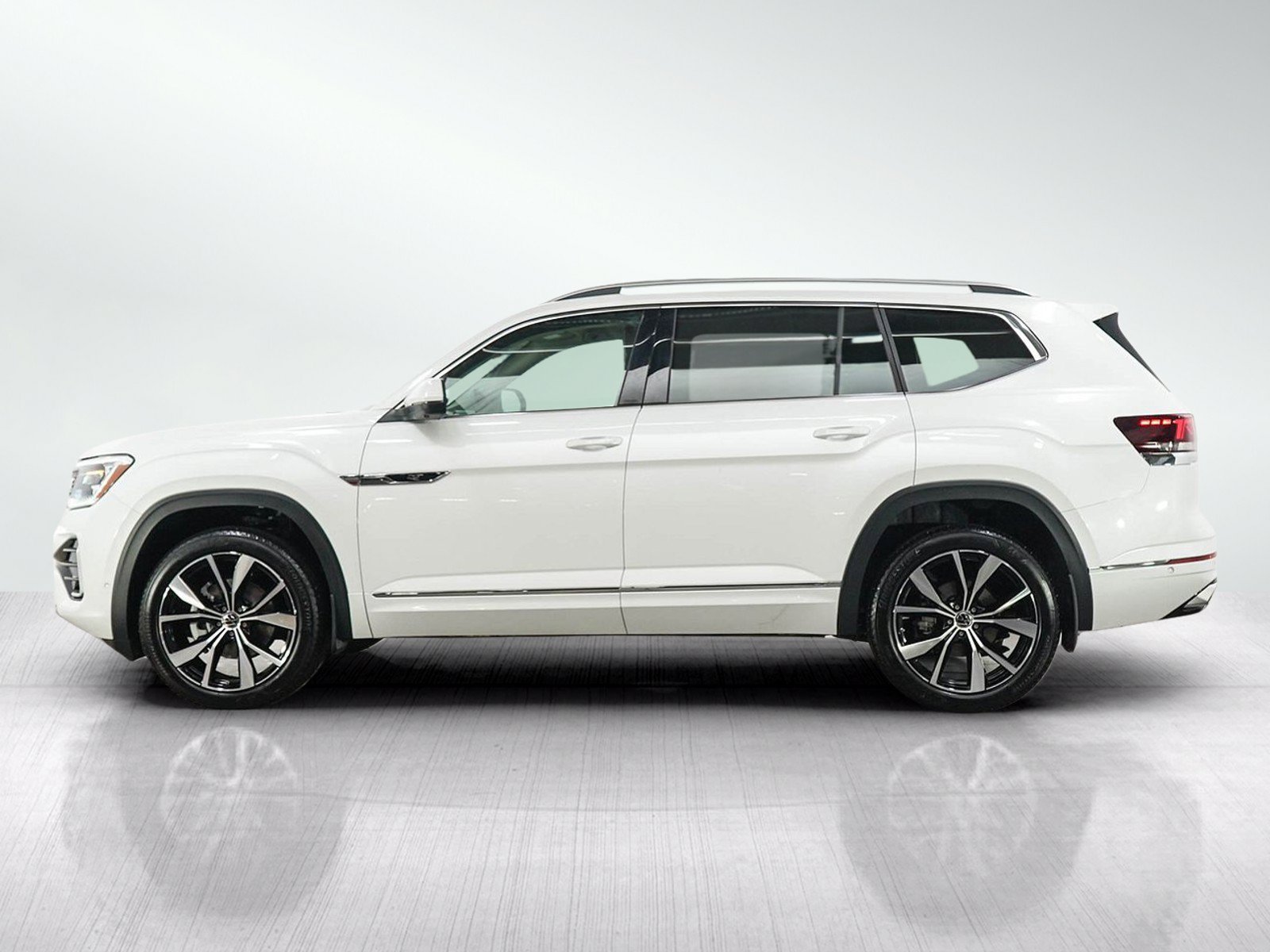 Used 2025 Volkswagen Atlas SEL Premium R-Line AWD/4WD image 2