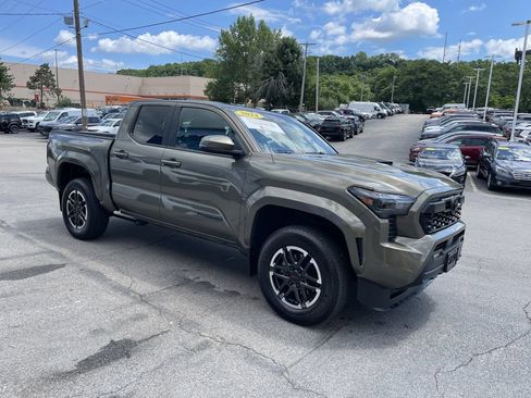 Used 2024 Toyota Tacoma TRD Sport w/ TRD Sport Upgrade Package AWD/4WD image 6
