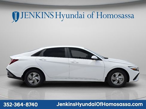New 2026 Hyundai Elantra SE FWD image 2