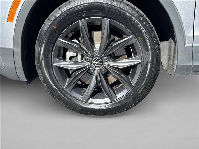 Used 2024 Volkswagen Tiguan SE w/ Panoramic Sunroof Package FWD image 9