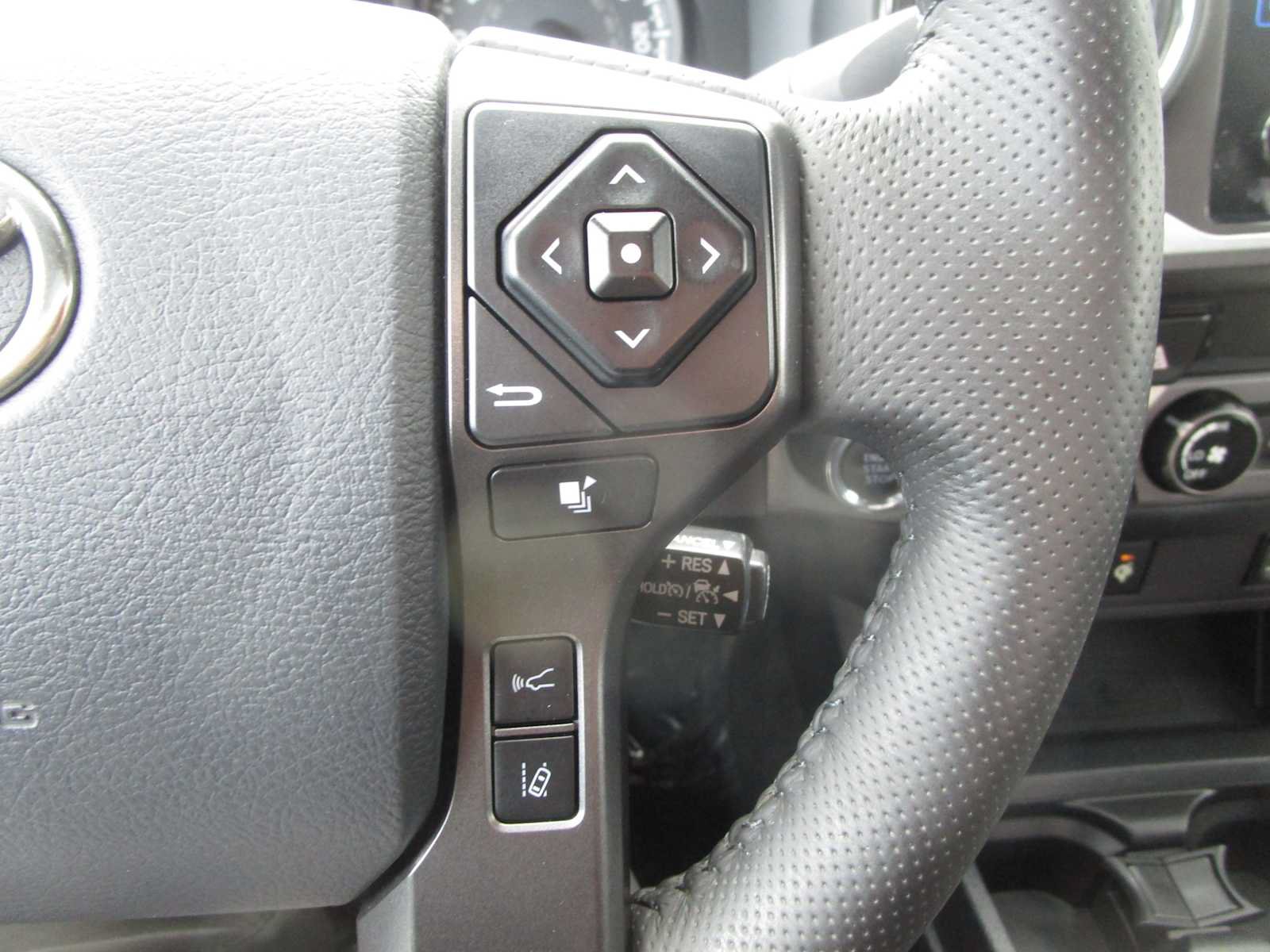 Used 2018 Toyota Tacoma TRD Sport AWD/4WD image 28
