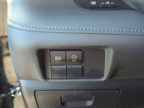 Used 2023 Toyota Highlander L FWD image 11
