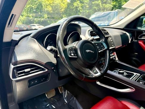 Used 2017 Jaguar F-PACE R-Sport image 13