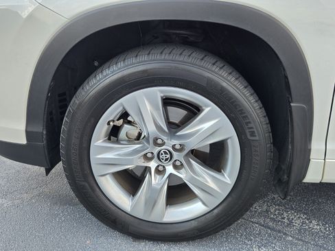 Used 2017 Toyota Highlander Limited FWD image 11