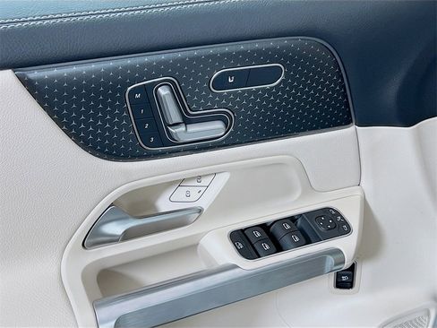 New 2025 Mercedes-Benz GLB 250 4MATIC image 18