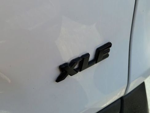 Used 2021 Toyota RAV4 XLE FWD image 6
