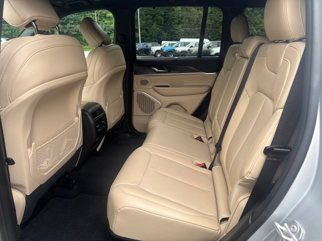 Used 2025 Jeep Grand Cherokee Limited w/ Luxury Tech Group II AWD/4WD image 25