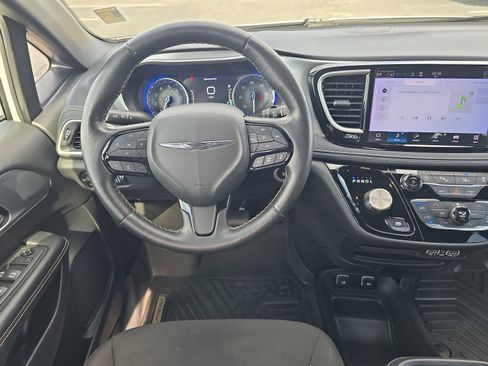 Used 2021 Chrysler Pacifica Touring w/ S Appearance Package image 9