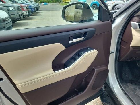 Used 2022 Toyota Highlander XLE AWD/4WD image 21